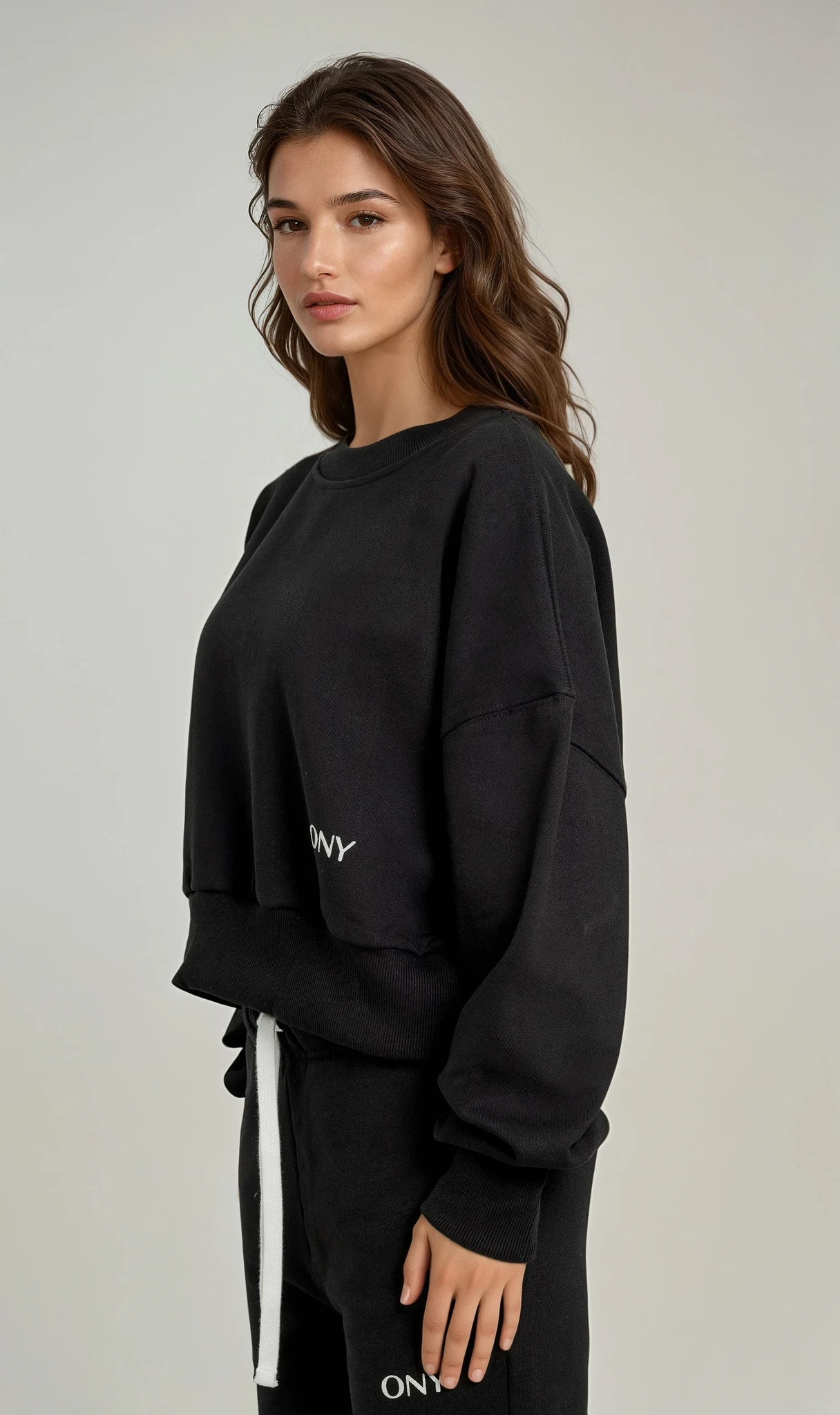 BLACK WOMEN'S CROPPED SWEATER